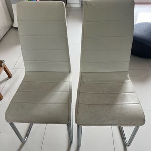 Donne 2 chaises blanches 