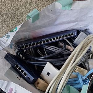 Lot Switches netgear 100MB + câbles VGA