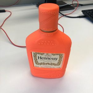 Bouteille (vide) et housse Hennessy