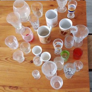 Lot varié de verres + trois mugs et deux tasses