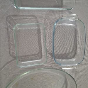 Différents plats en verre 