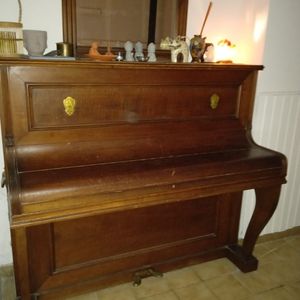 piano droit ancien à réhabiliter ou transformer
