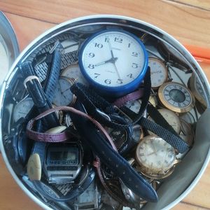 Boîte remplie de vieilles montres