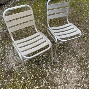 Deux chaises inox
