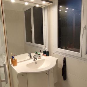 Meuble, miroir et douche 