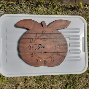 Horloge pomme en bois
