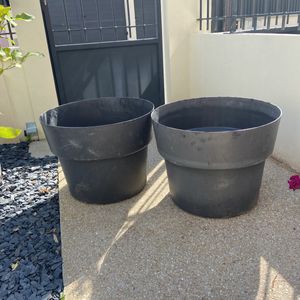 Don 2 très grands pots pour plantes 