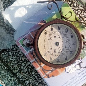 Petite horloge avec thermomètre 