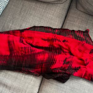 Long foulard, rouge et noir