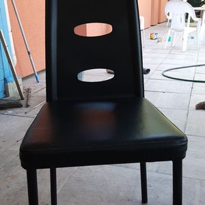 Chaise noire en similicuir 