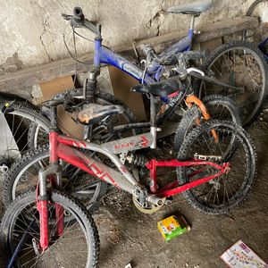 Vélos abandonnés dans l’abri de mon immeuble 