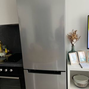Donne réfrigérateur à réparer 