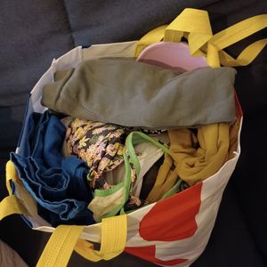 Un sac de vêtements fille 4-8 ans 