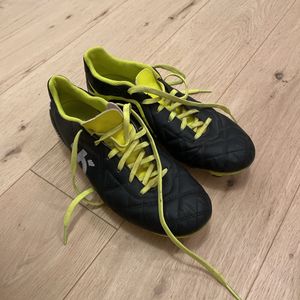 Chaussures de foot a crampons taille 38