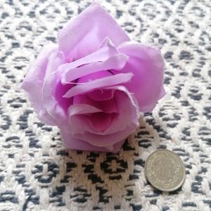 Fleur rose violette en plastique