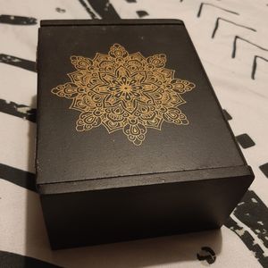 Petite boite noir motif mandala