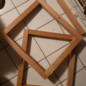 Deux cadres carrés en bois