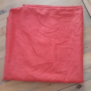 Grand tissu rouge très beau style nappe huilée 