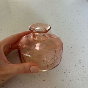 Petit vase en verre rosé