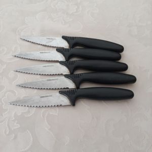 5 couteaux à viande 
