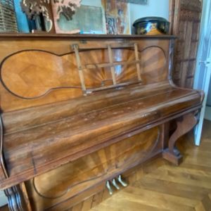 Piano J. Lary Paris