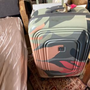 Grande valise à roulettes super jolie
