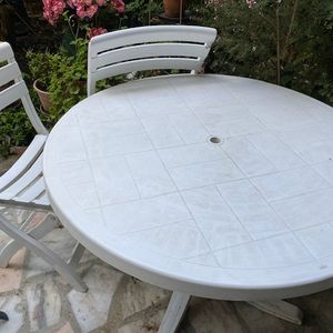 table ronde et 3 chaises