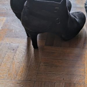 2 paires de bottes noires tailles 38