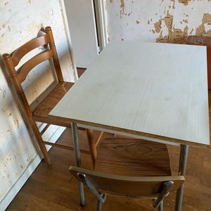 Table en formica et deux chaises 