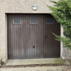 Porte de garage motorisée bascultante avec porte