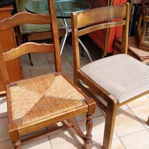 2 chaises en bois 