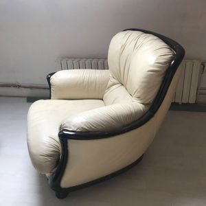 2 fauteuils et un pouf en cuir crème et bois 