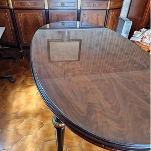 Table en bois massif brun