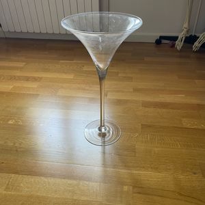 Grande coupe en forme de verre à cocktail.