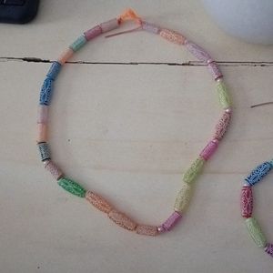 Bracelet et collier fait par des enfants 