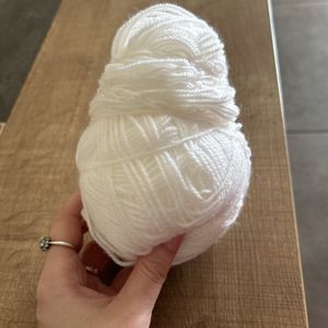 Une pelote de laine blanche