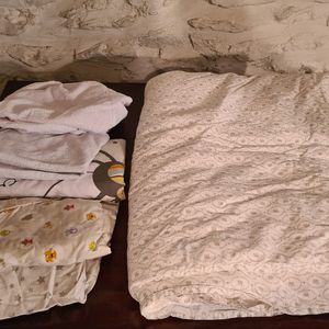 Couette bébé avec linge de lit