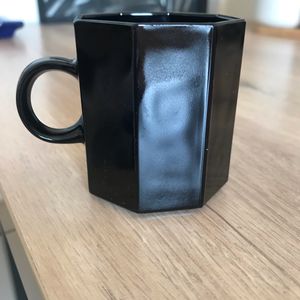 6 tasses à café noires et sous-tasses
