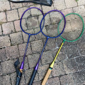 3 raquettes de badminton et 3 volants 