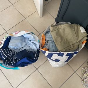 Deux sacs de vêtements 