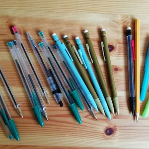 Lot stylos et crayons 