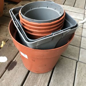 Pots plastique à trous 