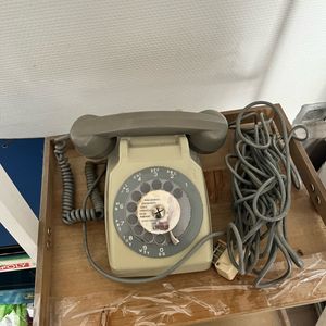 Vieux téléphone fixe 