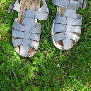Sandales grises taille 28
