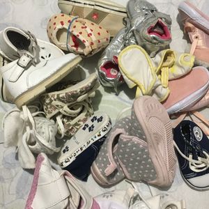 Lot toutes petites chaussures et chaussons bébé