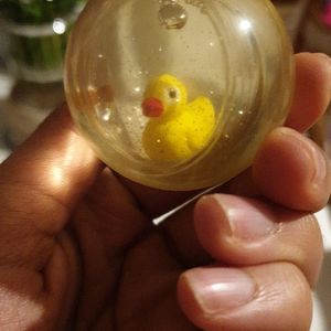 Balle rebondissante canard flottant dans de l'eau