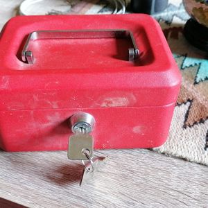 Caisse métallique fermant à clé à nettoyer 