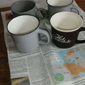 Lot de quatre mugs 