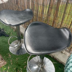 2 chaises hautes en cuir noir