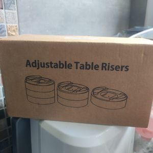 Ajustable table risers neuf